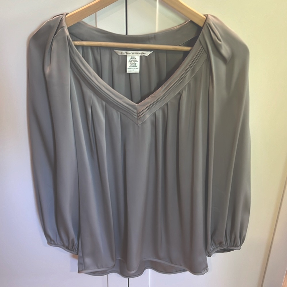 Diane Von Furstenberg DVF Stretch silk blouse, silver color. Size 6. EUC